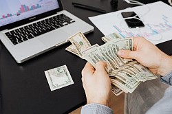 Di quanto finanziamento hai bisogno? Simula il tuo prestito online da 900.000 €! Che si tratti di un importante progetto immobiliare, di un investimento professionale o di un acquisto di valore elevato, simulare online un prestito di 900.000 € ti consente di determinare rapidamente le tue rate mensili, il costo totale del prestito e di ottimizzare il tuo piano di finanziamento. Grazie agli strumenti di simulazione gratuiti e facili da usare, puoi confrontare diverse offerte e scegliere la soluzione più vantaggiosa per te. Prendi il controllo del tuo finanziamento e ottieni una stima affidabile in pochi clic!