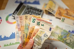 Prestito da 15.000 €: realizza tutti i tuoi progetti con Caletta Carmela Con un prestito di 15.000 € di Caletta Carmela hai la possibilità di realizzare tutti i tuoi progetti personali, pianificati o meno. Che tu stia finanziando l'acquisto di un'auto, ristrutturando la casa, affrontando spese urgenti o pianificando il viaggio dei tuoi sogni, questo prestito ti fornisce il denaro di cui hai bisogno per andare avanti. La richiesta è semplice, veloce e consente di ricevere i fondi in sole 48 ore. Grazie a condizioni flessibili e tariffe competitive, Caletta Carmela ti supporta nel realizzare i tuoi desideri e progetti di vita.